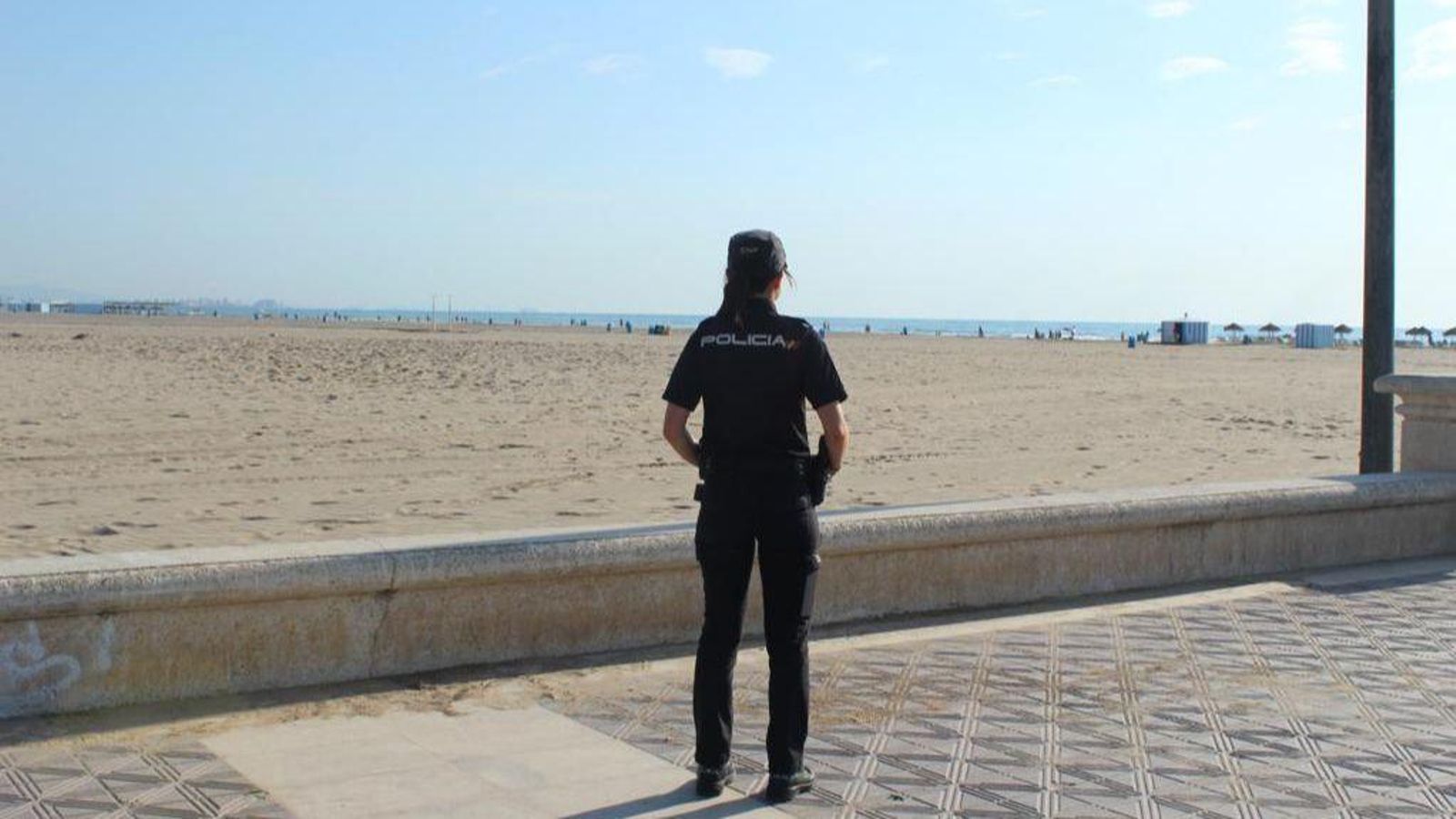 Diversos joves van aconseguir retindre l'agressor a la platja fins que van arribar els agents de la Policia Nacional Diversos joves van aconseguir retindre l'agressor en la platja fins que van arribar els agents de la Policia Nacional