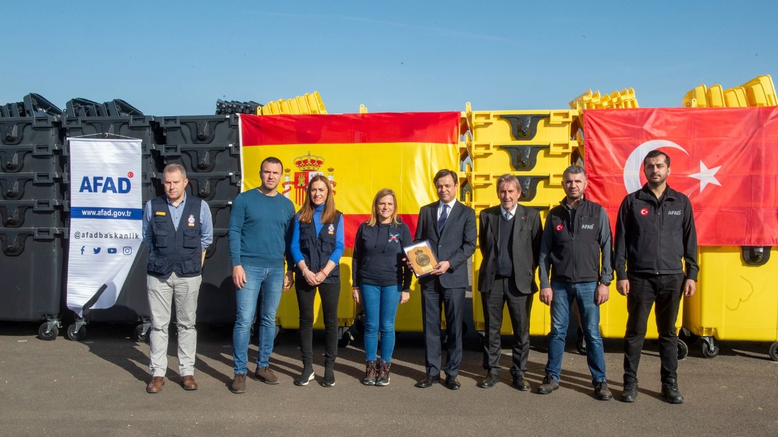 Acte d'entrega, a Xest, dels contenidors de Turquia a la Diputacio Valencia