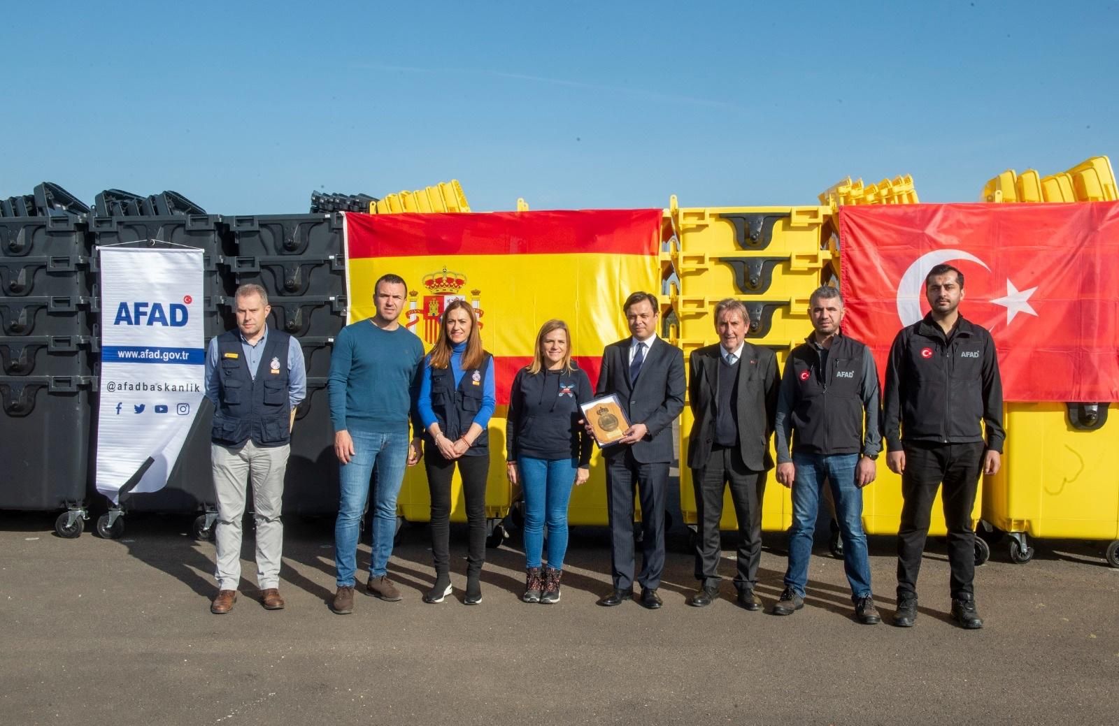 Acte d'entrega, a Xest, dels contenidors de Turquia a la Diputacio de València Acte d'entrega, a Xest, dels contenidors de Turquia a la Diputacio Valencia