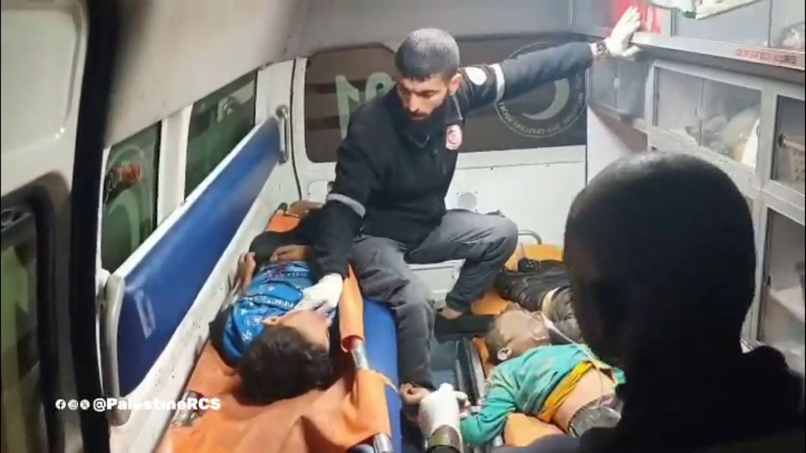 Una ambulància de la Mitja Lluna Roja trasllada xiquets ferits en l'atac a Deir-al-Balah