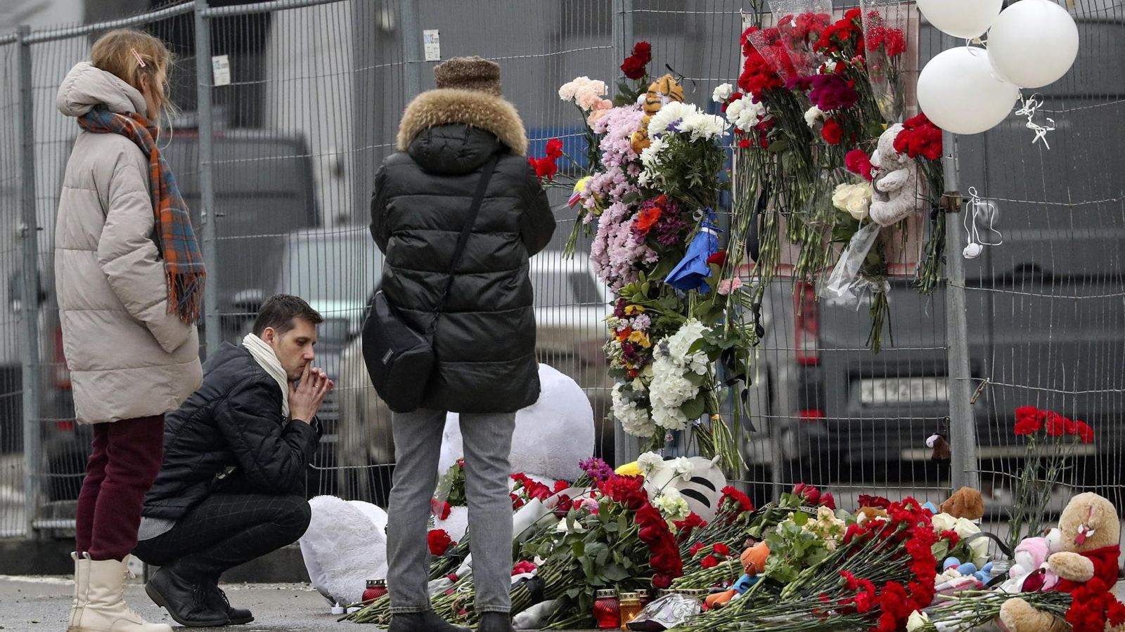Diverses persones porten flors fins a la sala de concerts Crocus City Hall després de l'atac terrorista