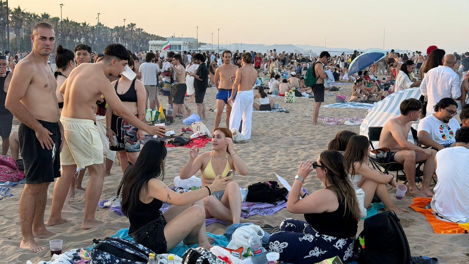 La platja de la Malva-rosa de València, de gom a gom al capvespre este dimarts