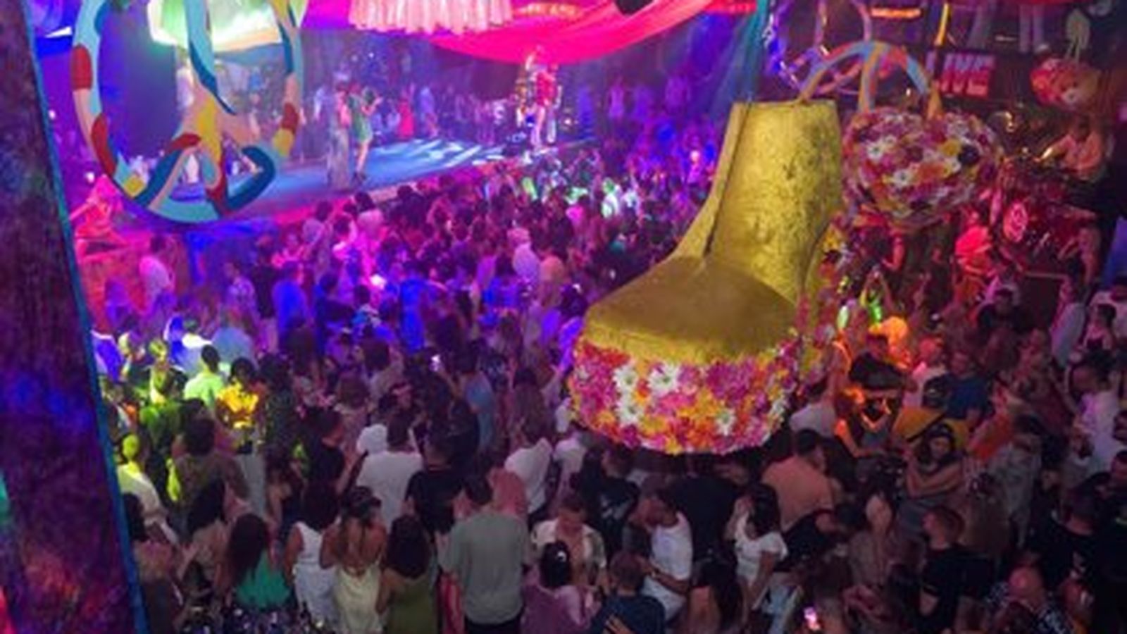 Una multitud de persones en una discoteca (arxiu)
