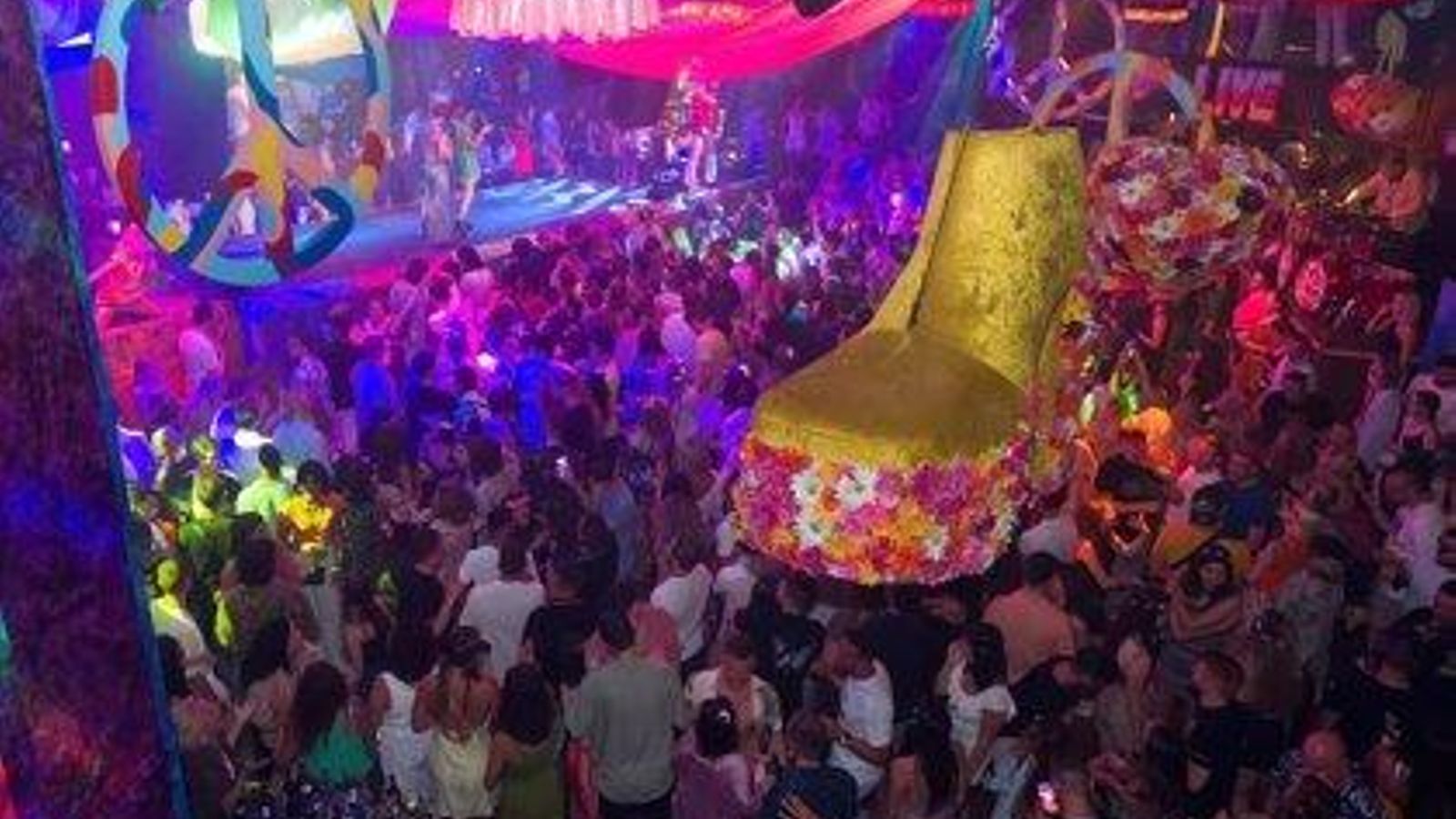 Una multitud de persones en una discoteca (arxiu)