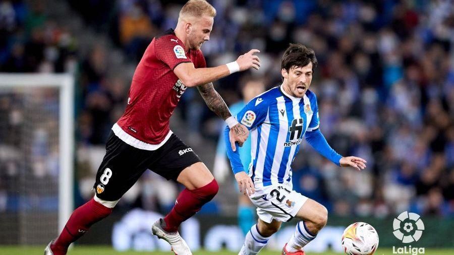 David Silva conrola una pilota davant Racic en el partit d'Anoeta David Silva conrola una pilota davant Racic en el partit d'Anoeta