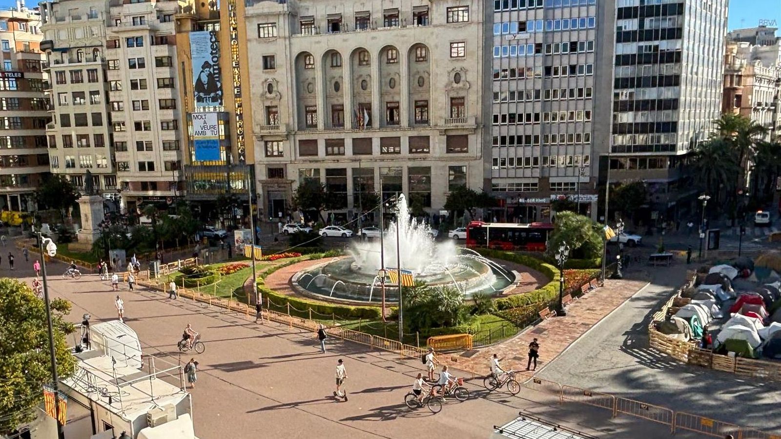L'acampada, en un racó de la plaça de l'Ajuntament