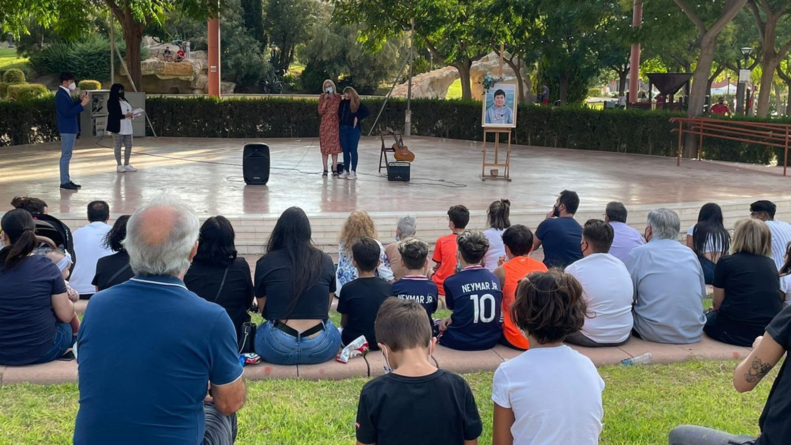 El veïnat de Petrer s'ha reunit per recordar Aitor amb la seua família