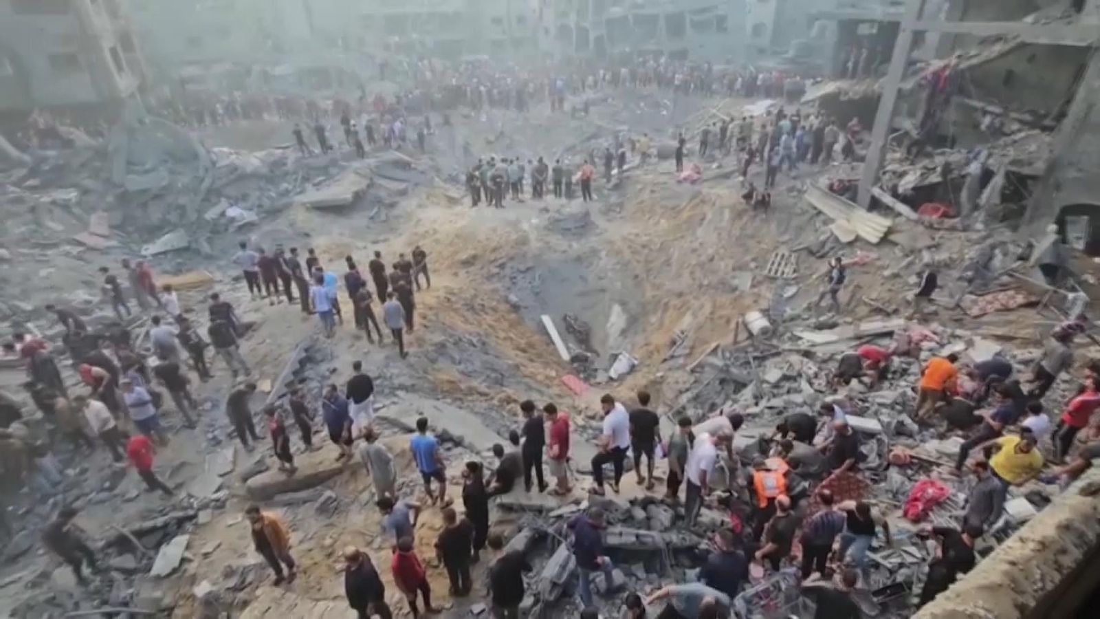 Imatge del cràter causat pel bombardeig isarelià al camp de refugiats de Jabalia Imatge del cràter causat pel bombardeig isarelià al camp de refugiats de Jabalia