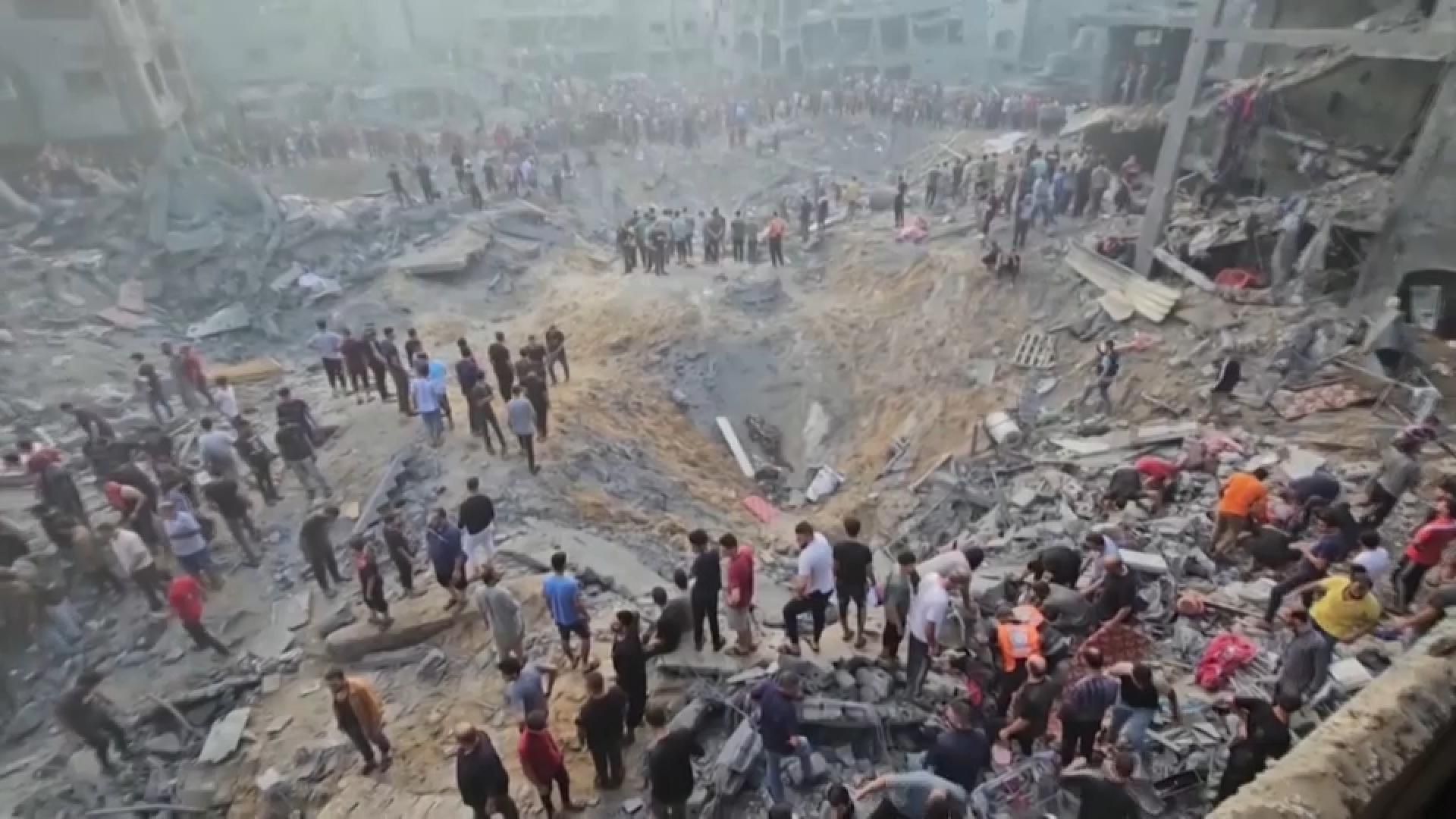 Imatge del cràter causat pel bombardeig isarelià al camp de refugiats de Jabalia