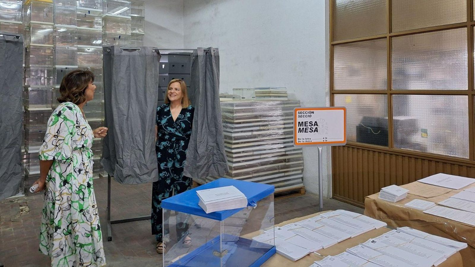 La delegada del govern espanyol a la Comunitat Valenciana, Pilar Bernabé, en una cabina de votació
