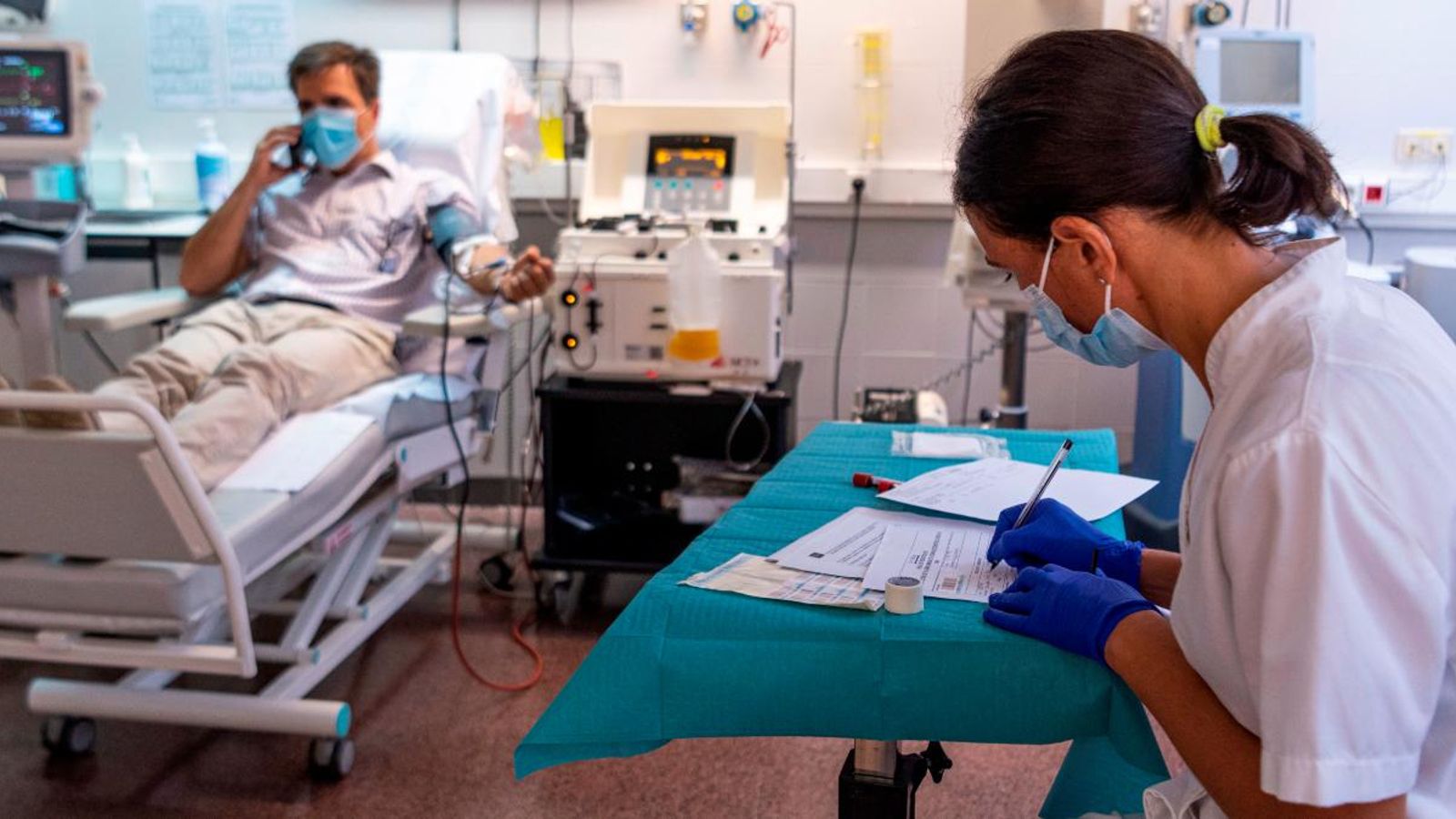 Malalts de covid ja reben plasma amb anticossos de persones curades