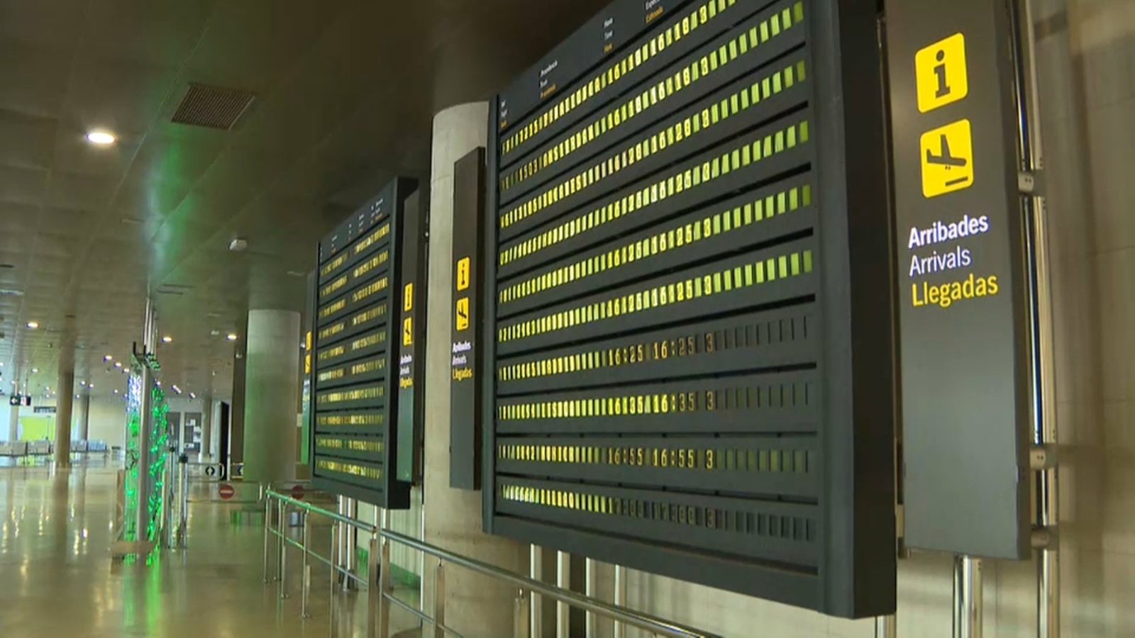 Diversos viatgers ixen de la zona d'arribades de l'aeroport de València