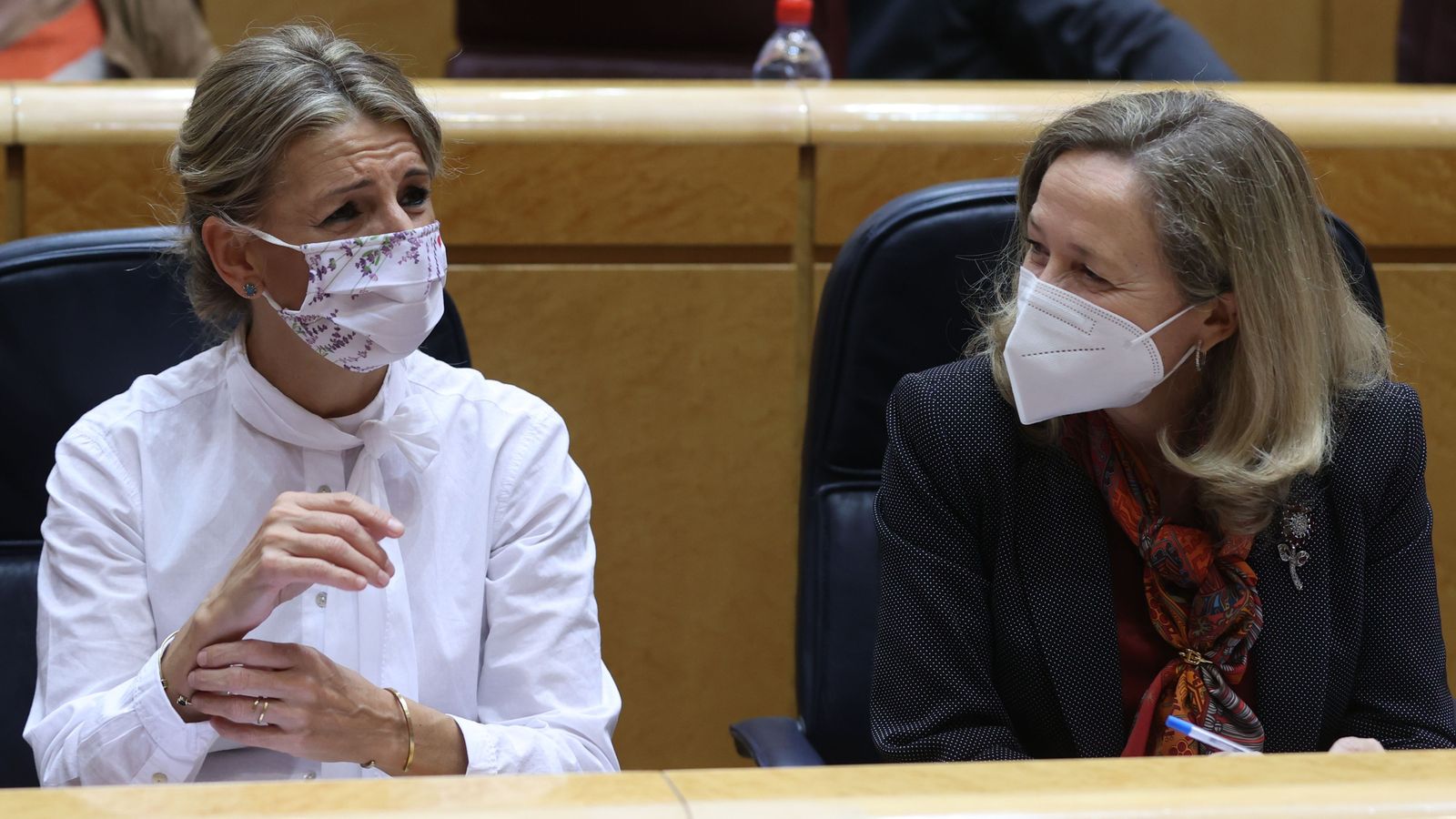 Les vicepresidentes del govern espanyol Yolanda Díaz i Nadia Calviño durant la sessió de control en el ple del Senat