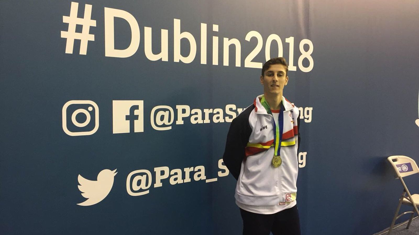 El nadador paralímpic valencià Sergio Martos, amb el bronze obtingut en l'Europeu de Dublín.