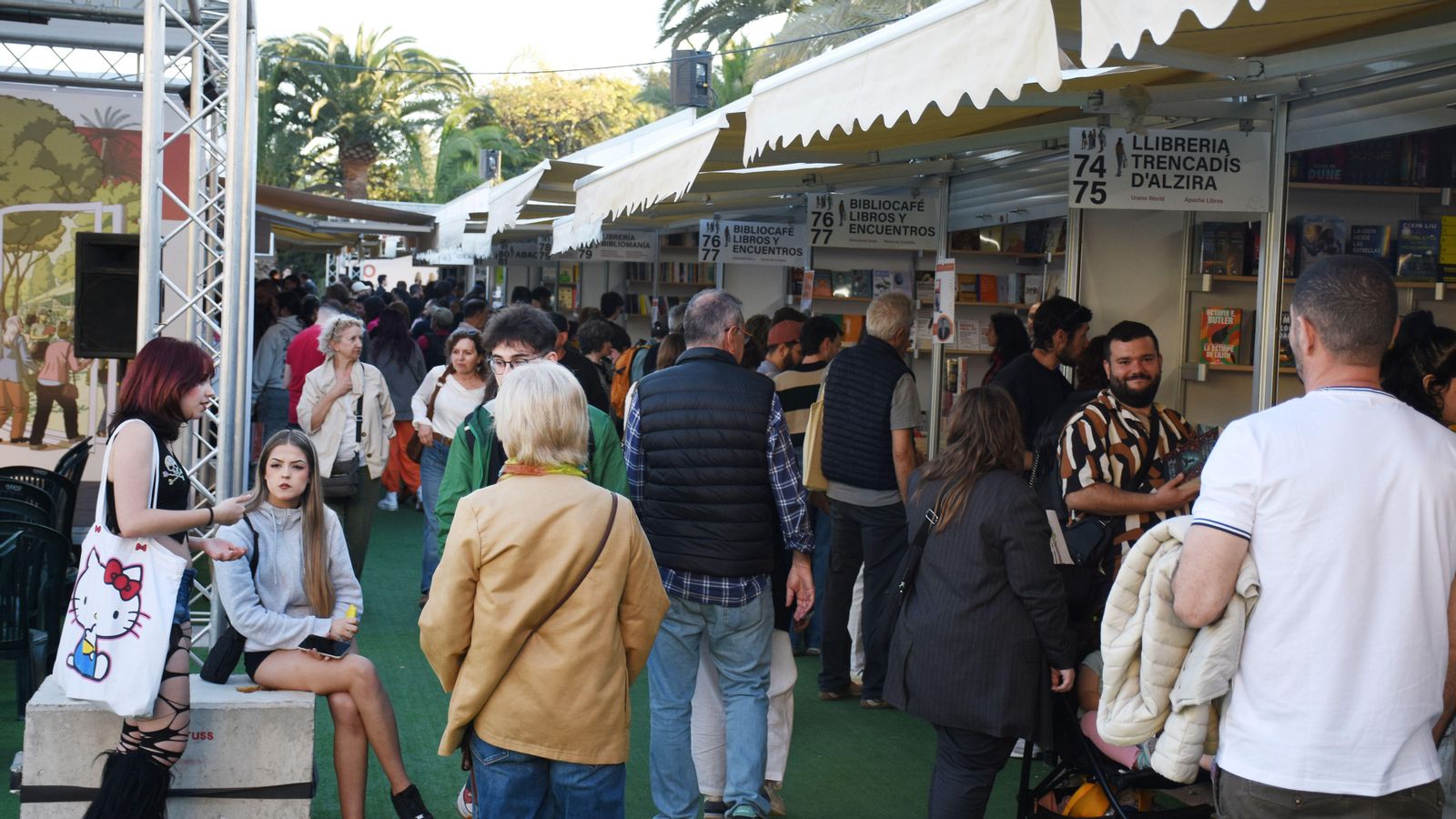 La fira del llibre de València ha congregat un bon nombre de visitants durant el matí de divendres