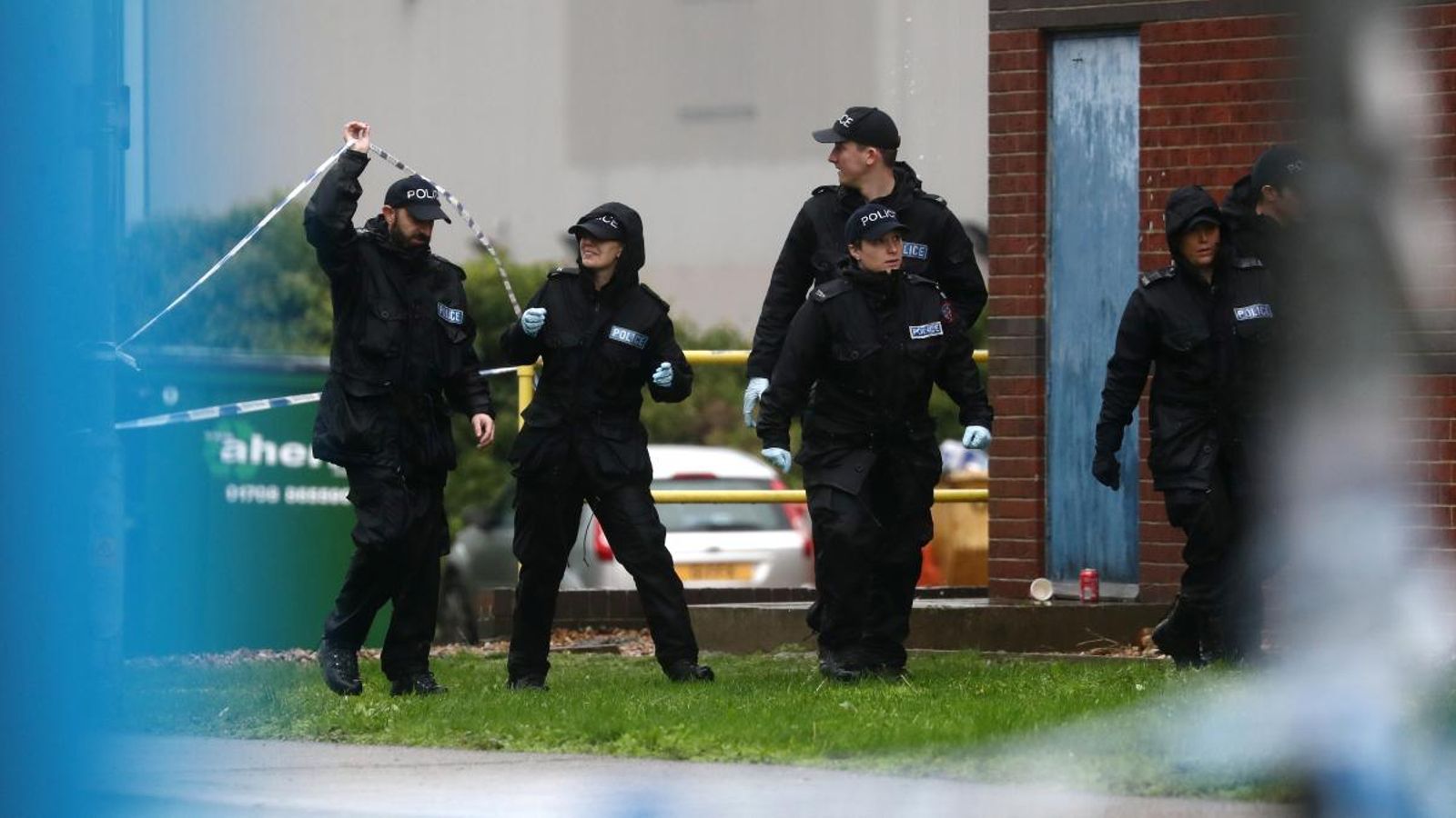 Els gents de policia en l'escena on es van descobrir els cossos en un camió contenidor, a Essex