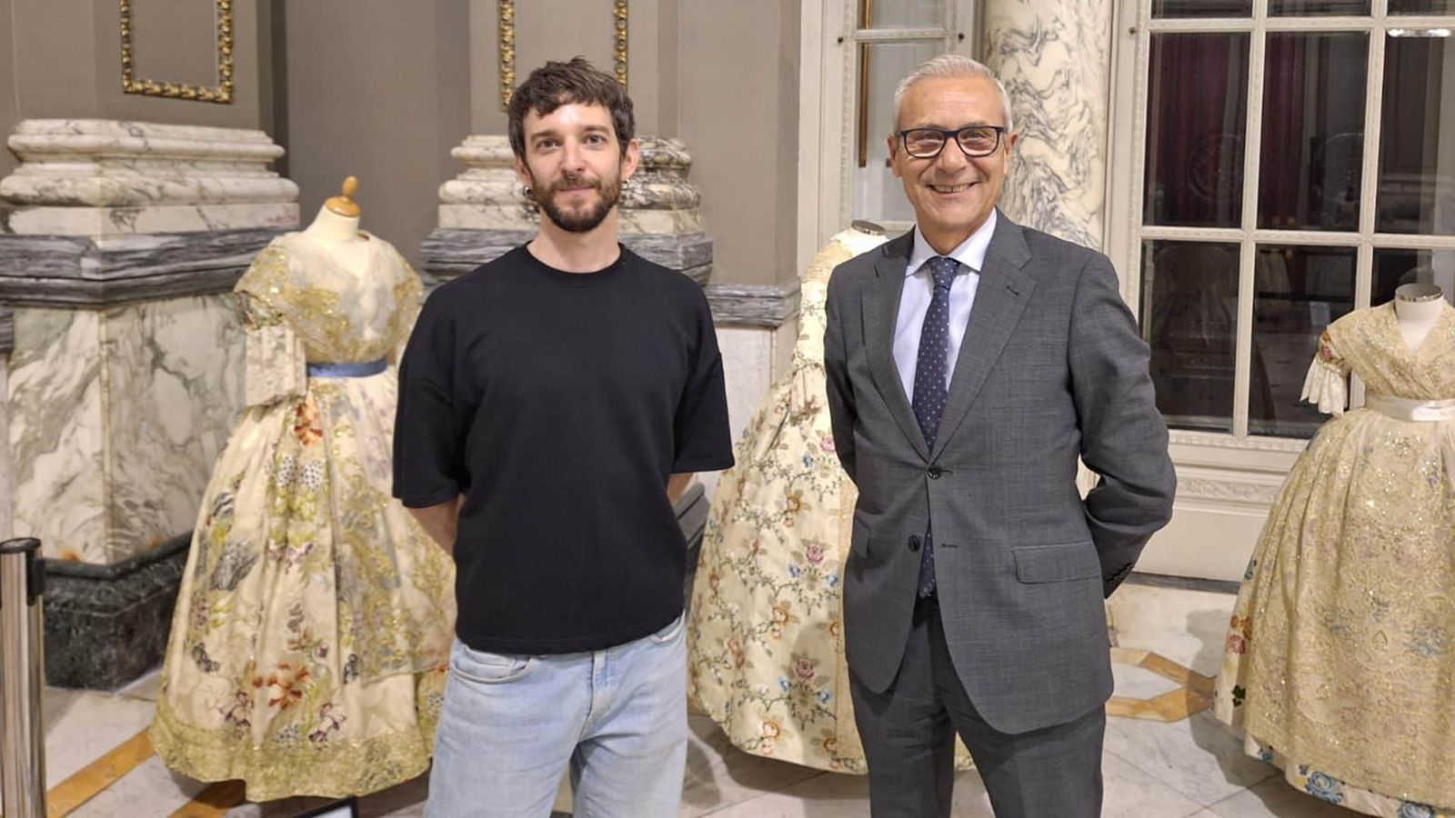 Miguel Hache (esquerra) i el regidor Santiago Ballester (dreta) en l'exposició de indumentària valenciana