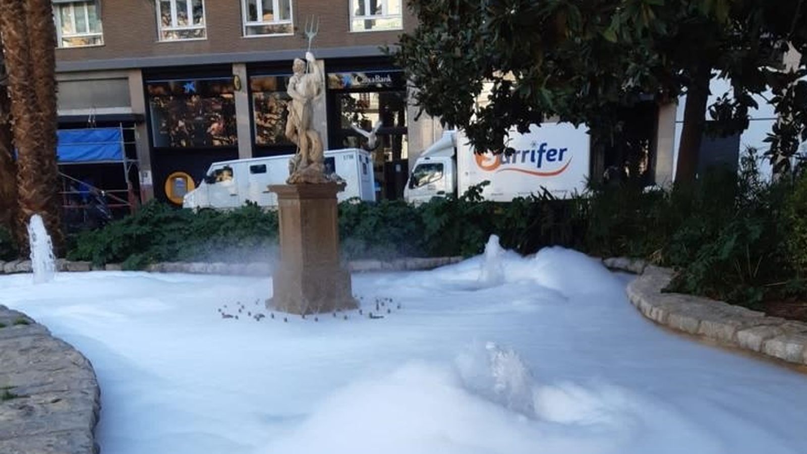 Font del Parterre a València plena d'escuma
