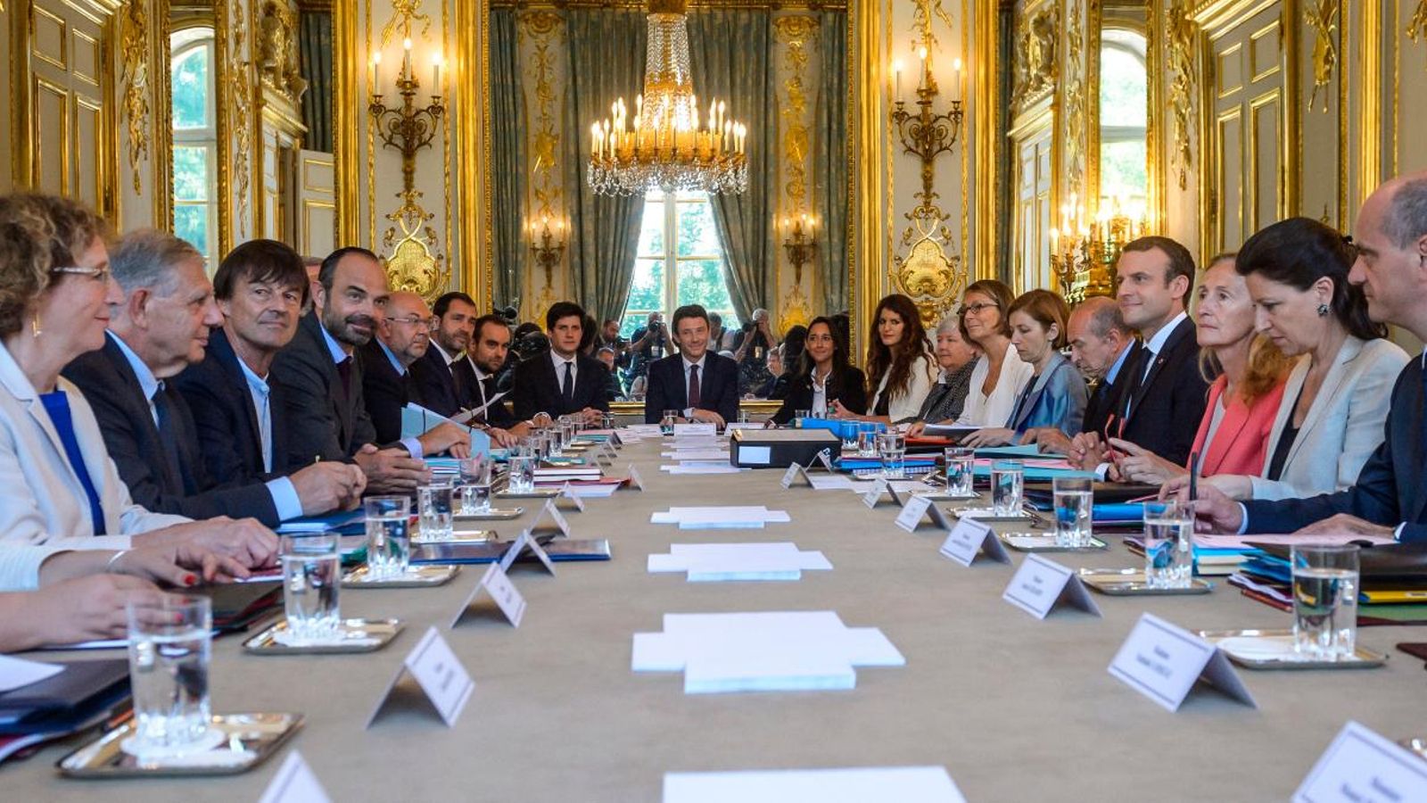 El president de la República francesa, Emmanuel Macron i l'ara primer ministre en funcions, Edouard Philippe, durant la seua primera reunió de govern el juny de 2017