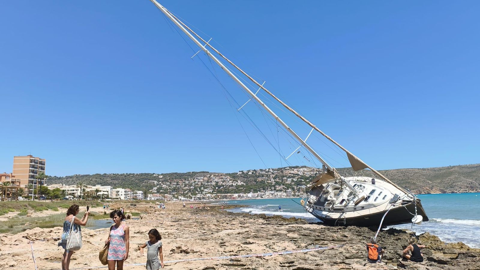 Tot i la millora de l’oratge, l’embarcació continua varada a la platja Primer Muntanyar