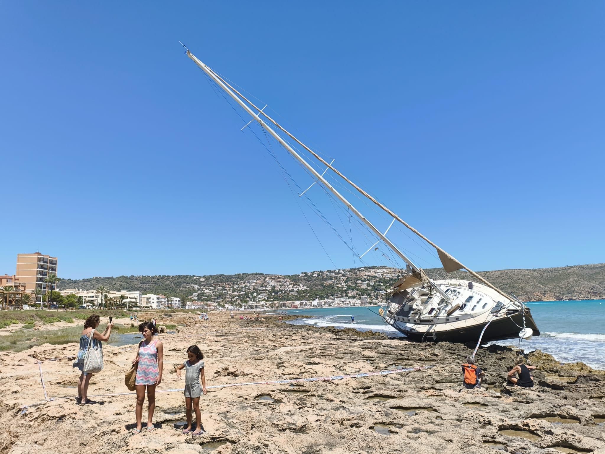 Tot i la millora de l’oratge, l’embarcació continua varada a la platja Primer Muntanyar Tot i la millora de l’oratge, l’embarcació continua varada a la platja Primer Muntanyar