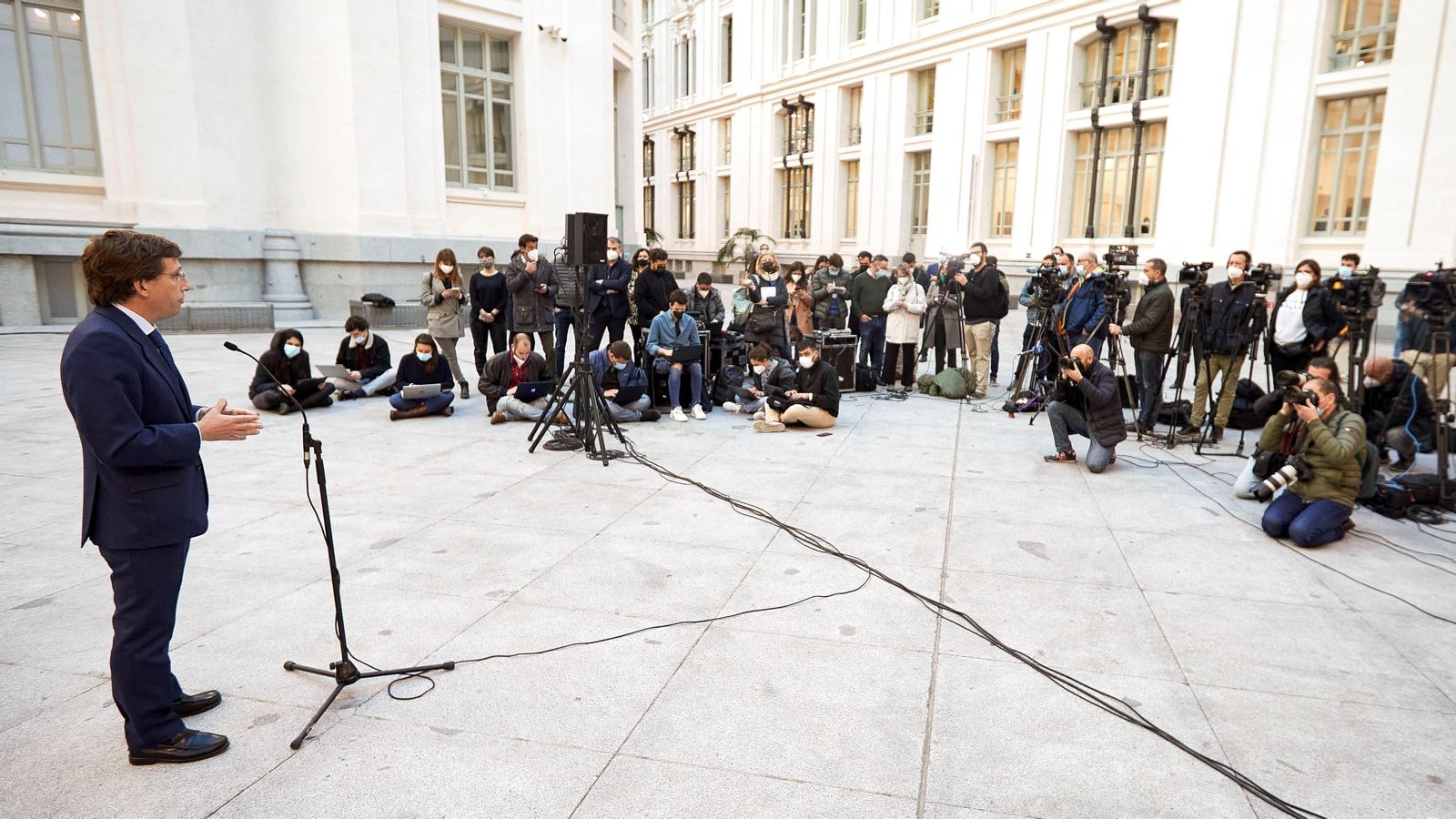 L’alcalde de Madrid, José Luis Martínez Almeida, en la roda de premsa que ha oferit aquest dijous i on ha negat haver ordenat la investigació a Ayuso