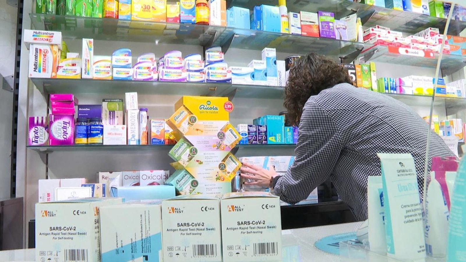 Les farmàcies es queden sense suministres de test d'antígens per l'alta demanda