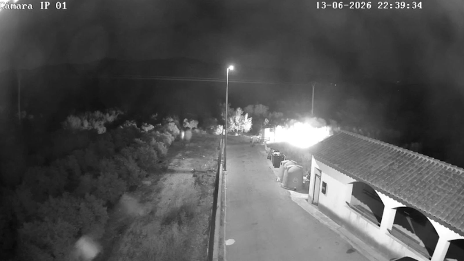 Imatges de dos dels incendis els responsables dels quals investiga la justícia