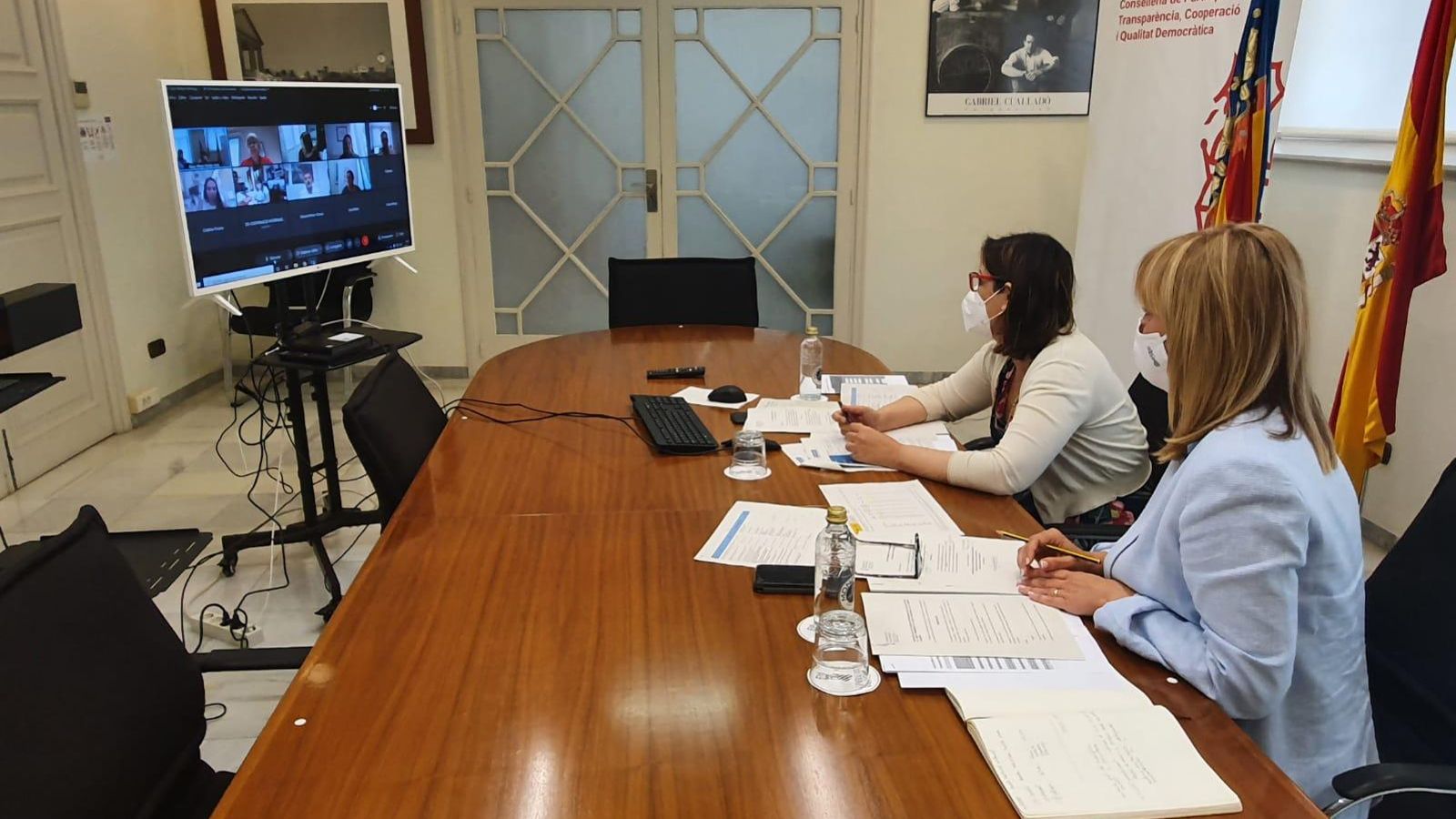 La consellera de Cooperació, Rosa Pérez Garijo en la reunió amb el Comitè Permanent d'Ajuda Humanitària d'Emergència de la Comunitat Valenciana