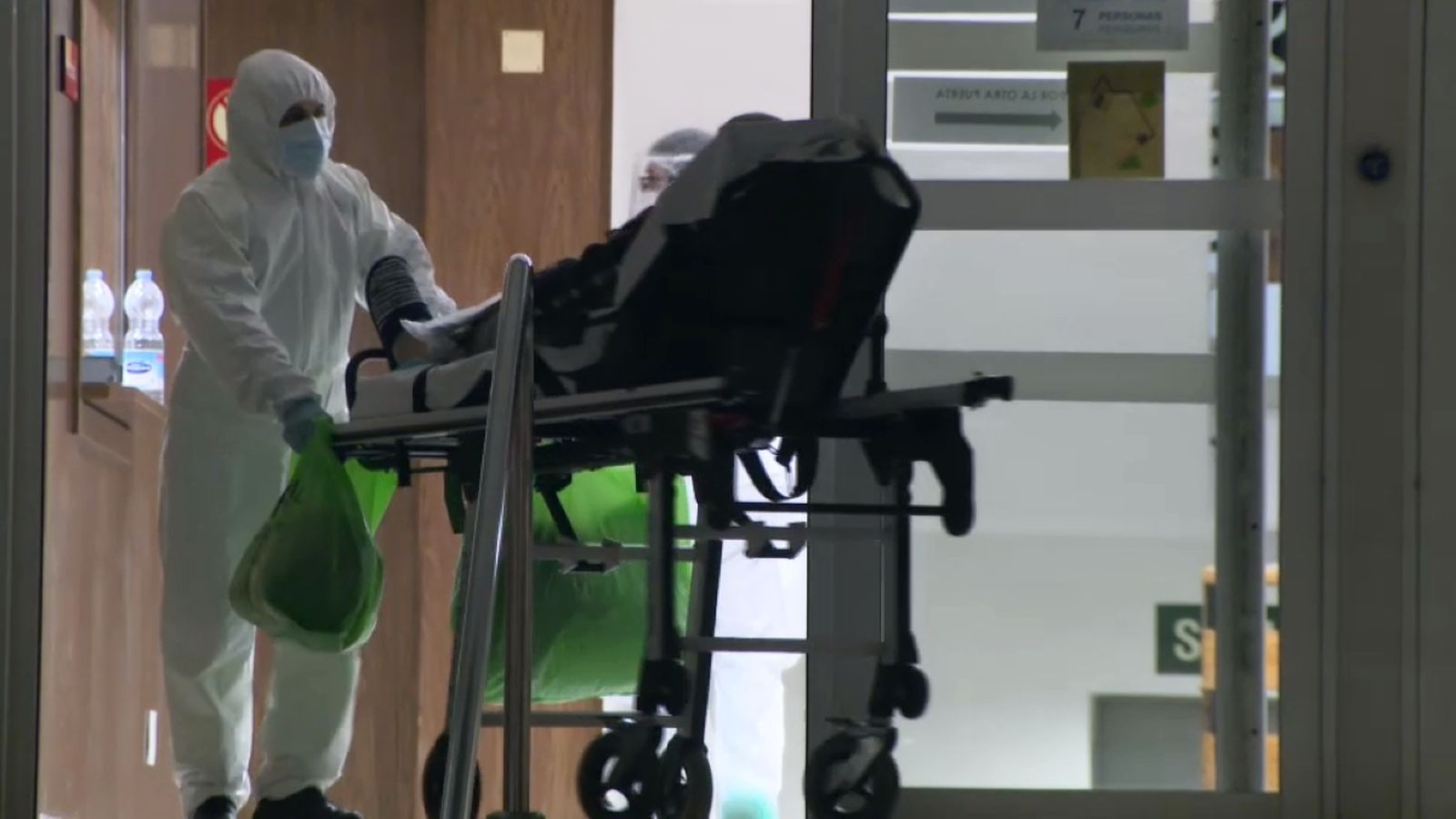 Un sanitari trasllada a un pacients a les instal·lacions de l'antiga Fe de València