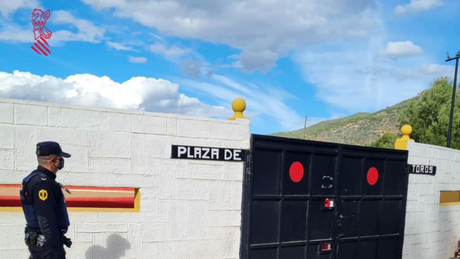 Agents de la Policia de la Generalitat en el lloc on s'anava a celebrar la capea