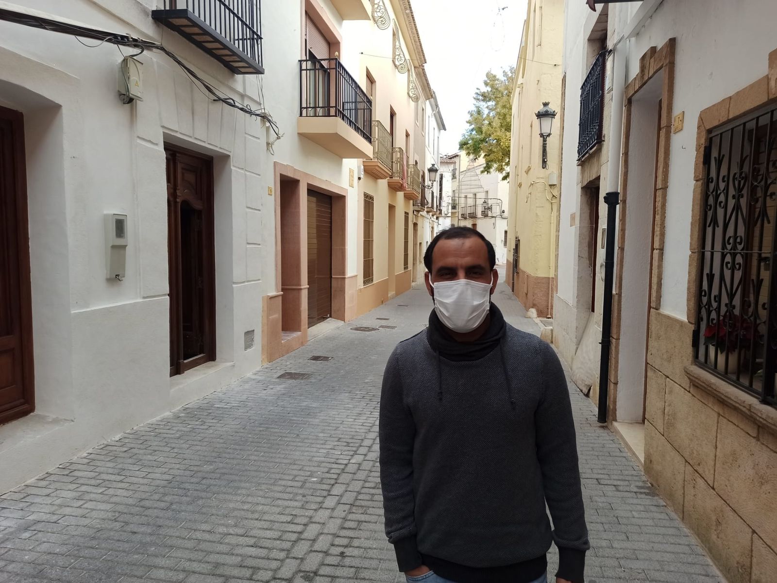 Alí, al seu carrer de Teulada