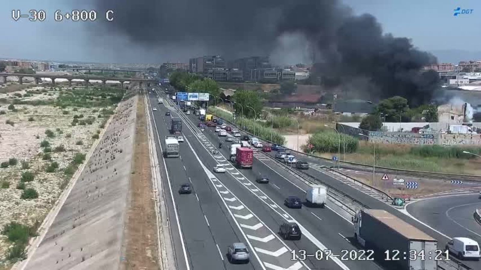 L'incendi d'una alqueria al terme de València ha generat una gran columna de fum