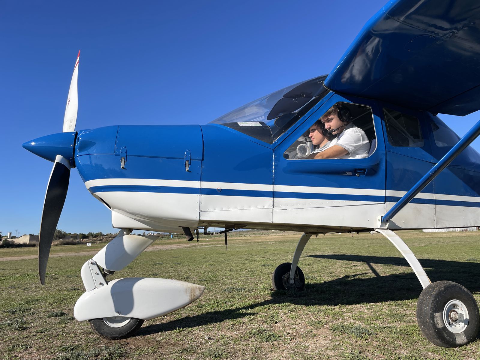 Joves alumnes munten a l'avió