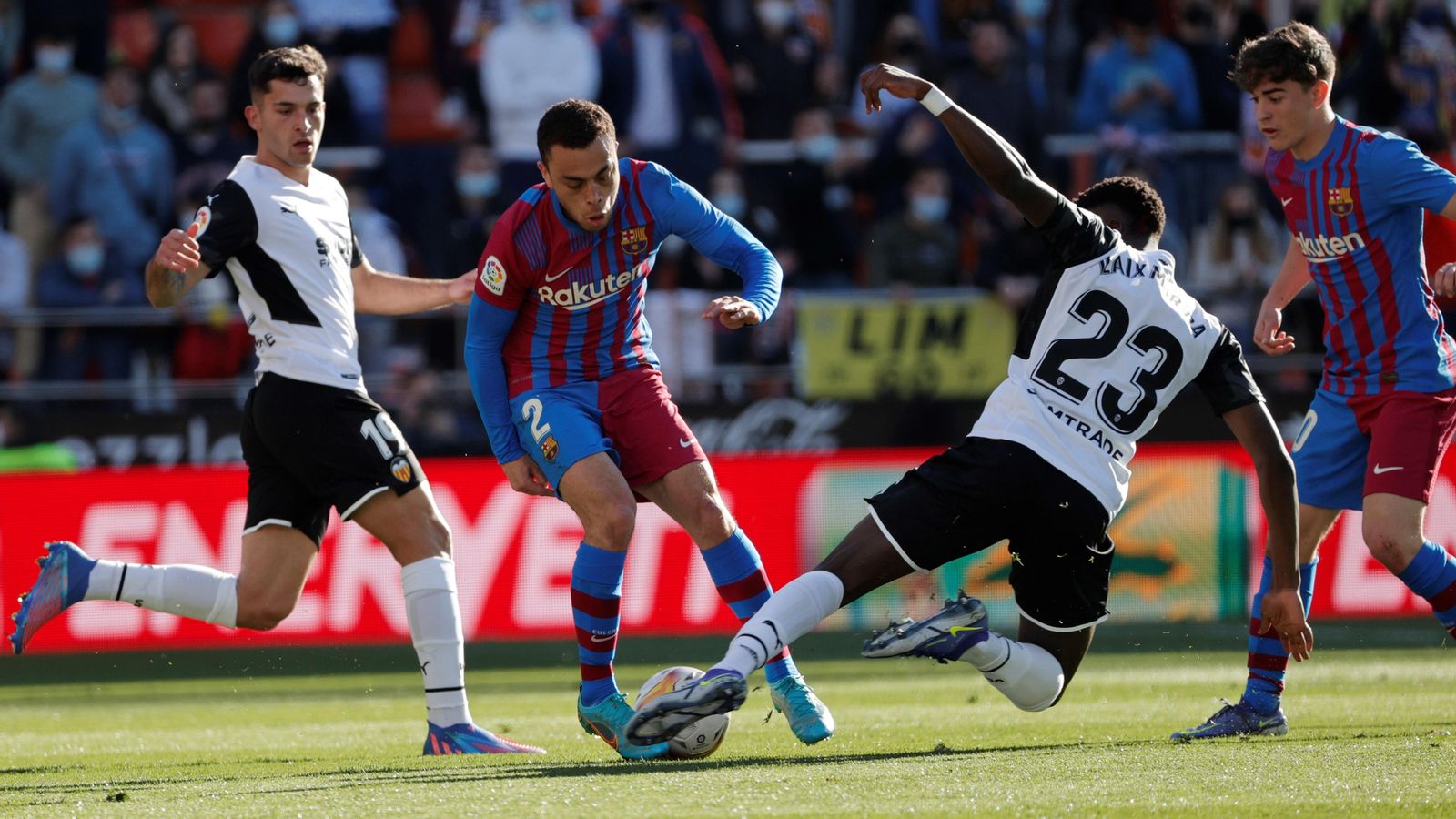 Moriba i Dest disputen un baló en el València-Barça