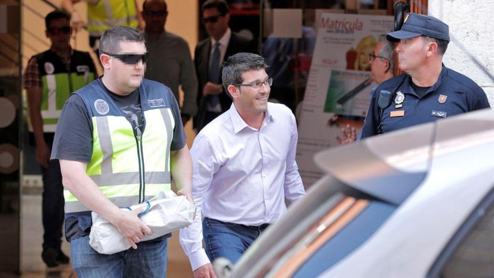 Imatge d'arxiu de Jorge Rodríguez eixint custodiat per agents en un dels registres policials