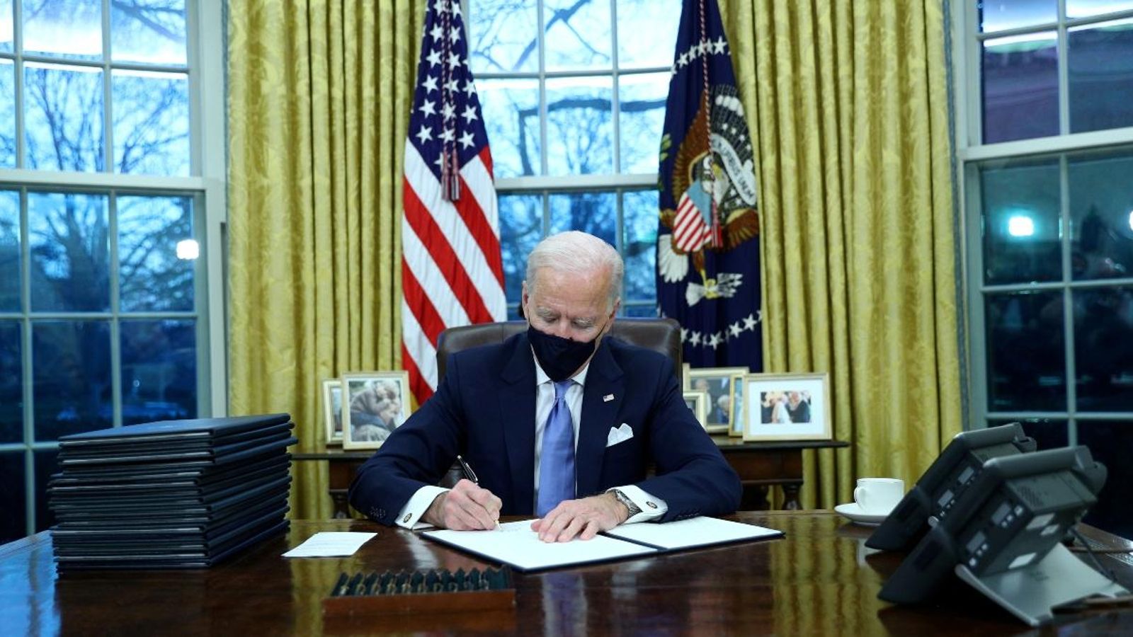 Joe Biden signa les primeres ordes executives com a president dels Estats Units Joe Biden signa les primeres ordes executives com a president dels Estats Units