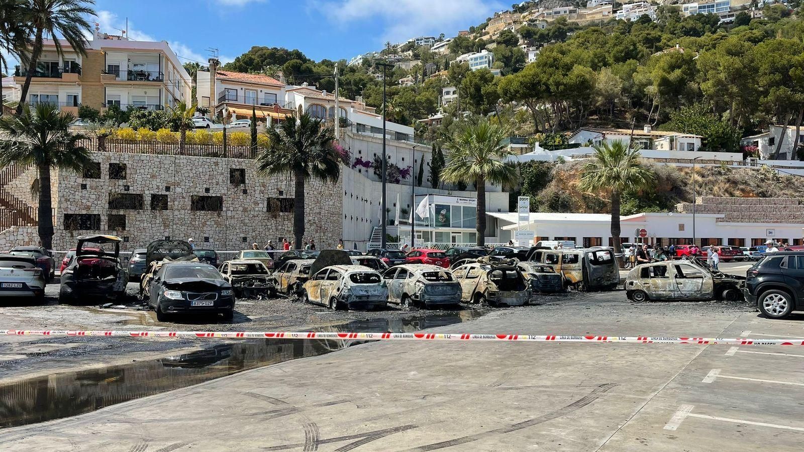 Diversos vehicles han quedat completament calcinats per l'incendi al port esportiu de Xàbia