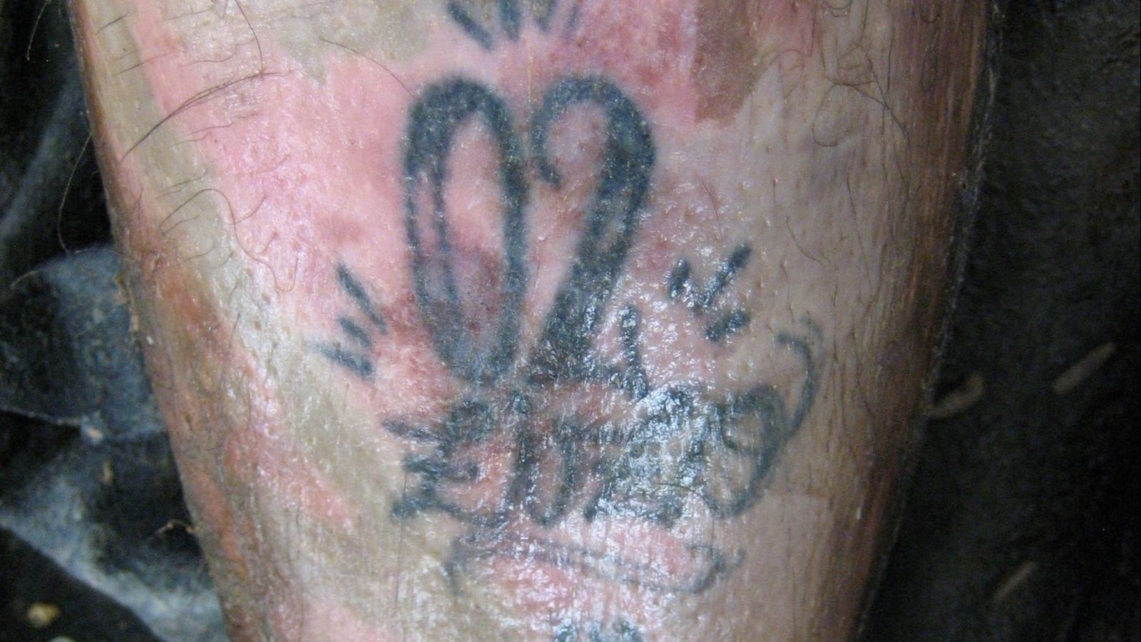 Un primer plà del tatuatge del cos trobat