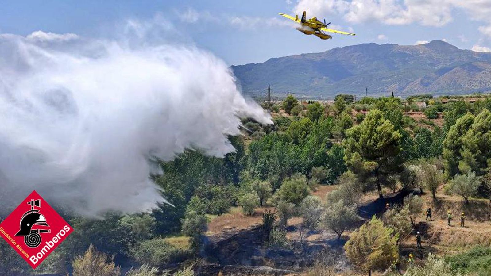 Treballs d'extinció en l'incendi forestal a Muro d'Alcoi