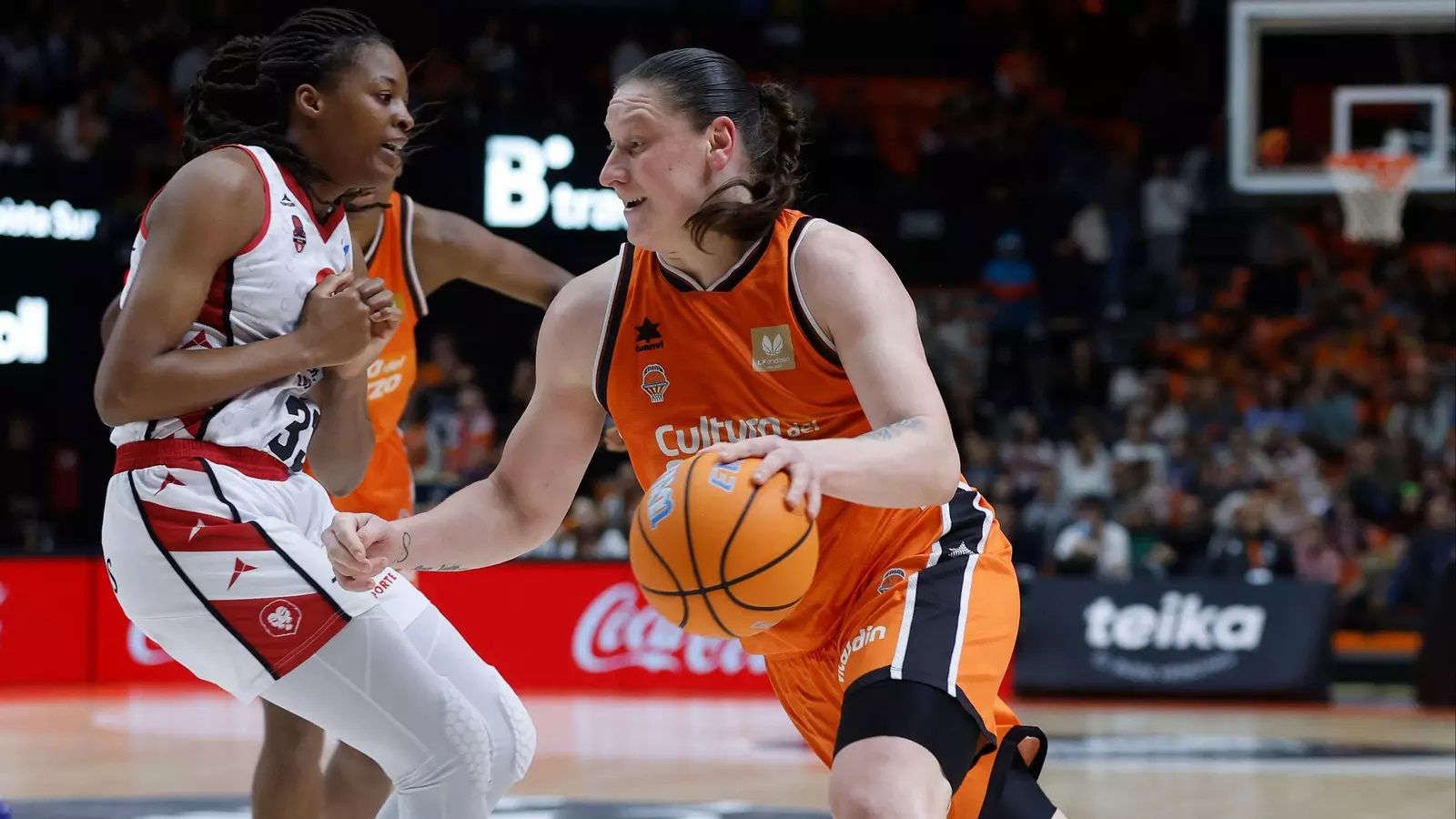 Alina Iagupova, en una acció d'un partit de lliga contra el Casademont Saragossa