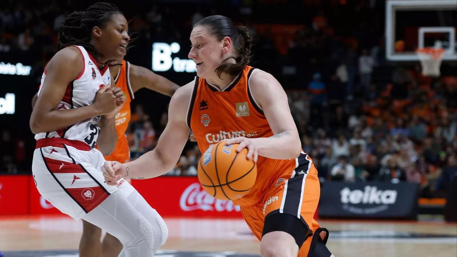 Alina Iagupova, en una acció d'un partit de lliga contra el Casademont Saragossa