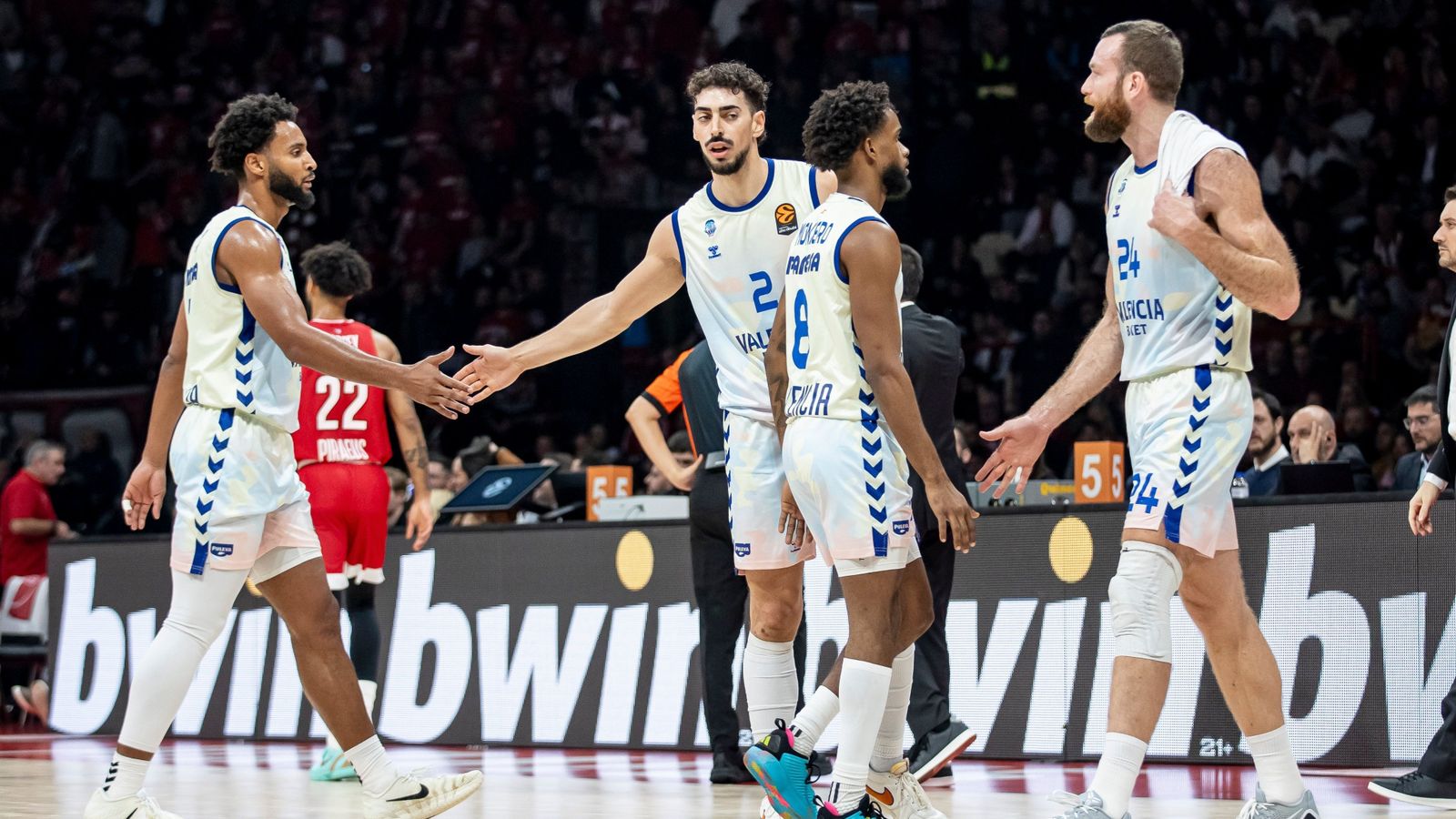 Els jugadors del València Basket celebren una cistella