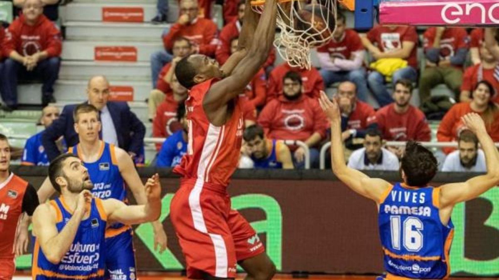Kevim Tumba aconsegueix superar la defensa del València Basket.