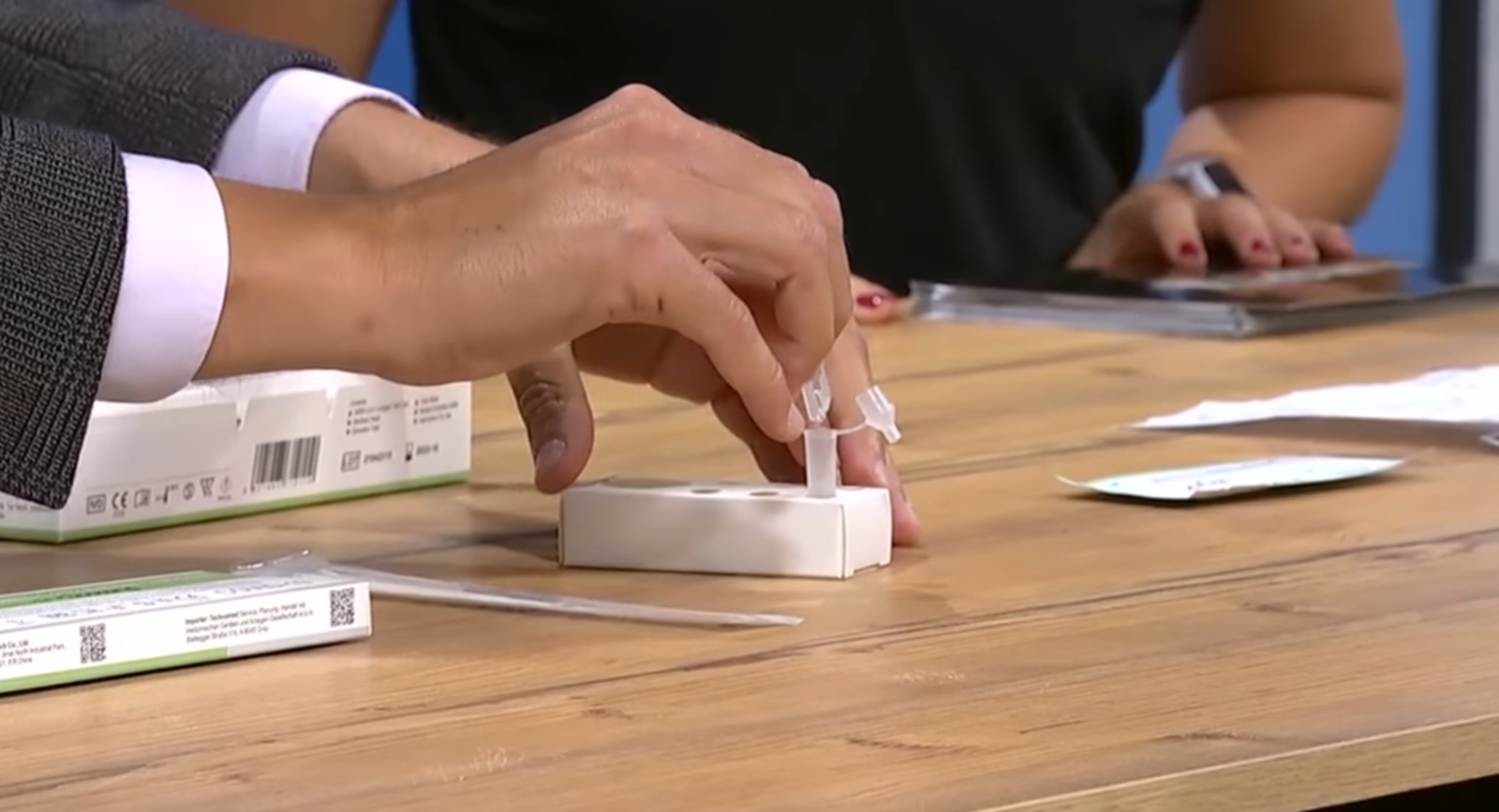 Cal anar amb cura en abocar el líquid al tub perquè no el toque