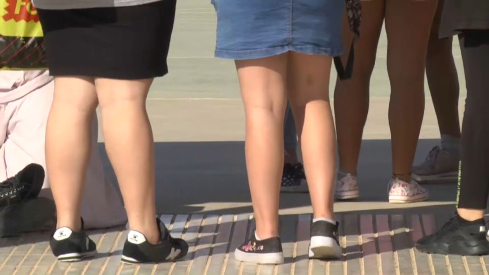 Alumnes de l'institut número 5 de Torrevella han anat hui amb pantalons curts a classe