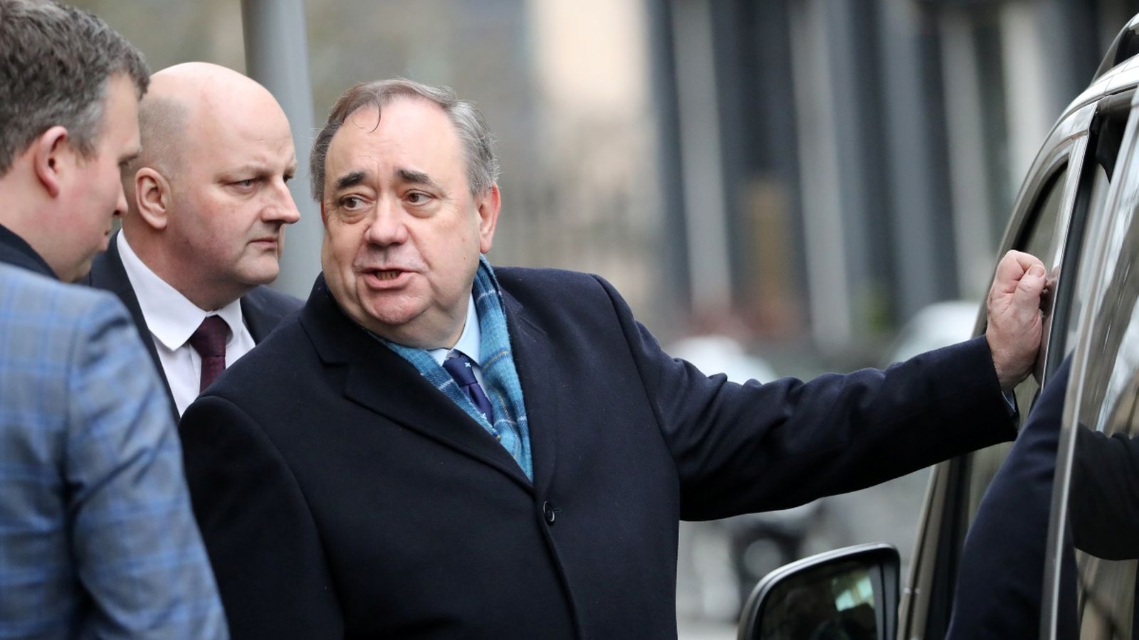 L'exministre d'Escòcia, Alex Salmond, abandona el jutjat