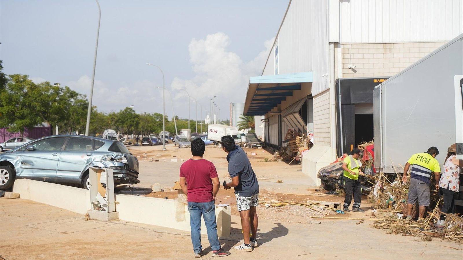 Empreses afectades a un polígon de Riba-roja de Túria després del pas de la DANA
