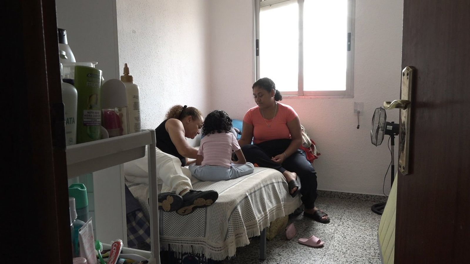 Habitació compartida per una família en un habitatge de Sagunt