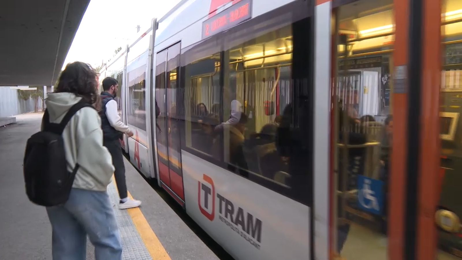 Usuaris del Tram d'Alacant este dilluns